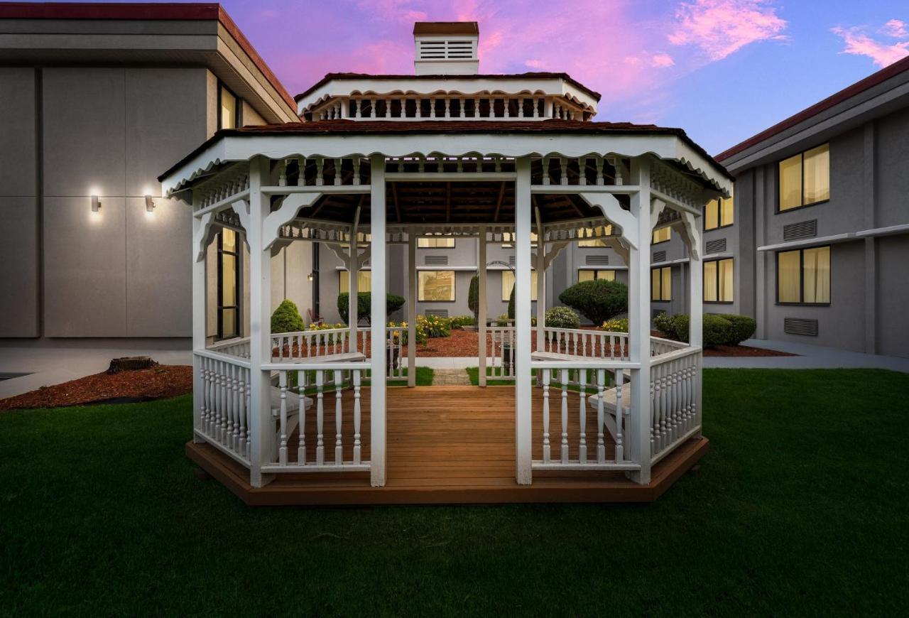 Hometowne By Red Roof 2*