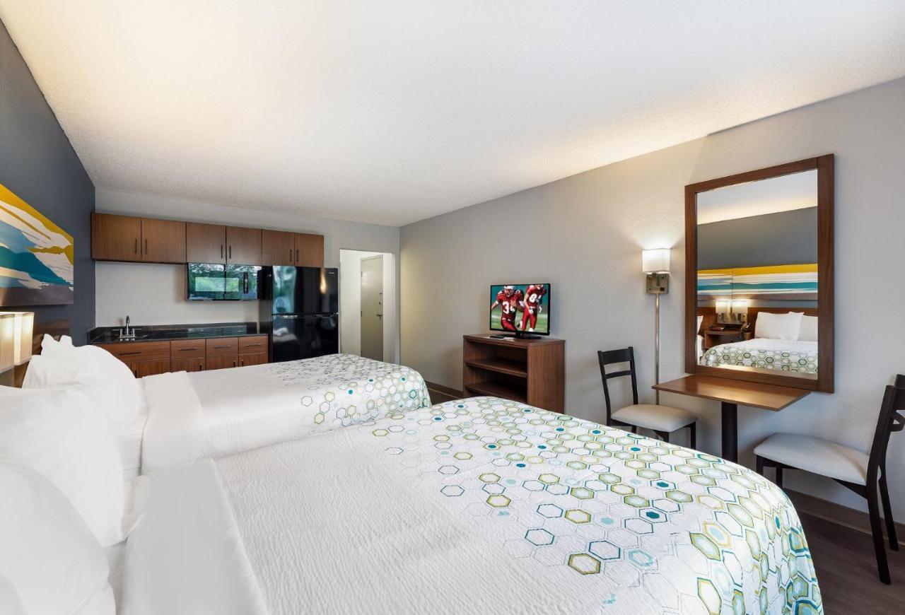 Hometowne By Red Roof Hotel 2*
