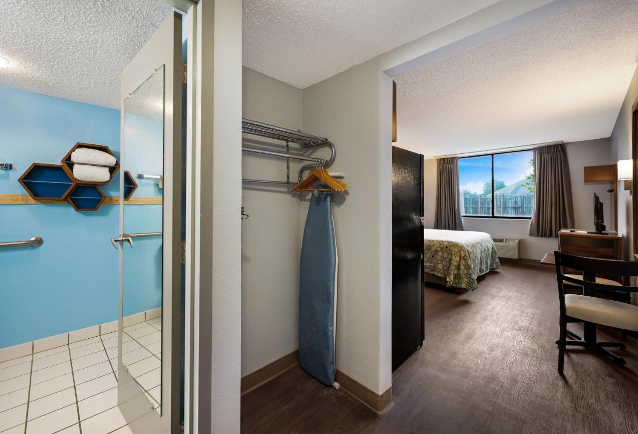 Hotel Hometowne By Red Roof