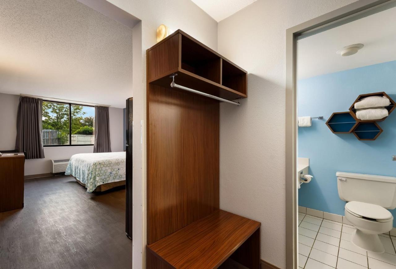 Hotel Hometowne By Red Roof 2*