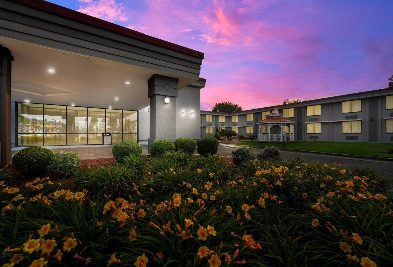 Hometowne By Red Roof Hotel 2*